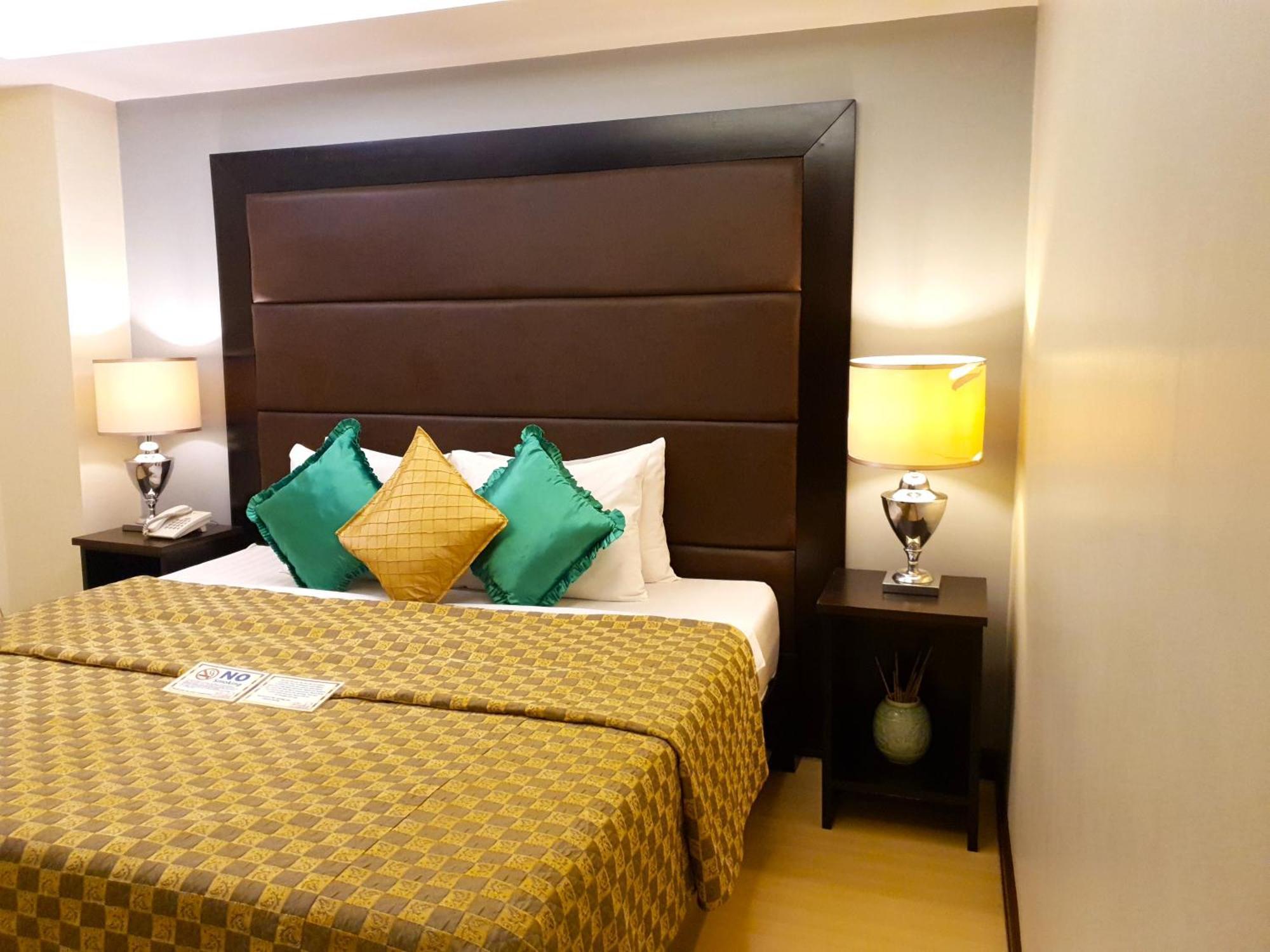 Festive Hotel Makati Paco Exterior photo